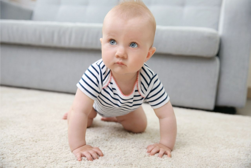 pericoli in casa tappeto soggiorno bambino gattona