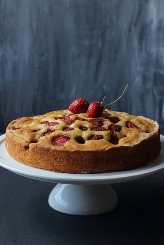 torta morbida con fragole su alzatina per torte di ceramica bianca