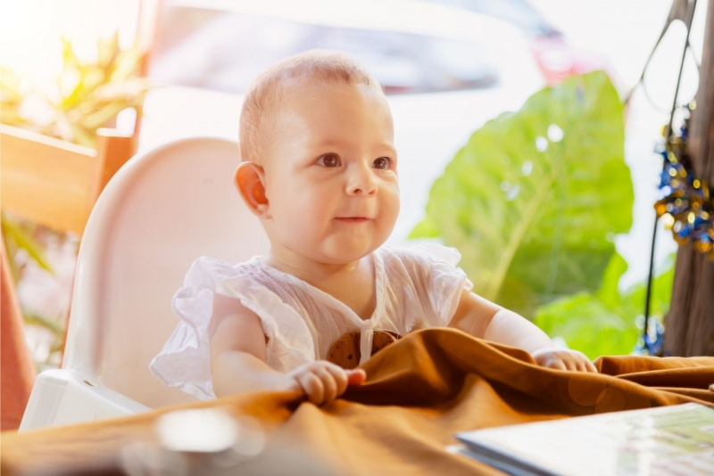 pericoli in casa bella bambina tira tovaglia dalla tavola apparecchiata