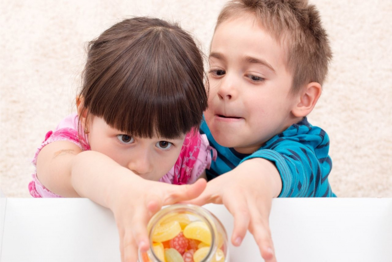 pericoli in casa bambini piccoli caramelle vaso vetro