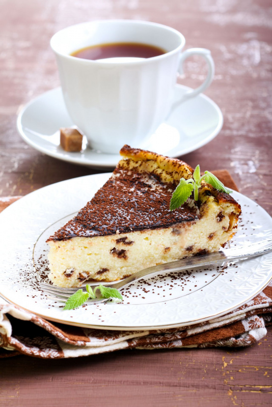 fetta di gatt ricotta cioccolato torta piattino dolci forchetta tazza t zolletta zucchero di canna