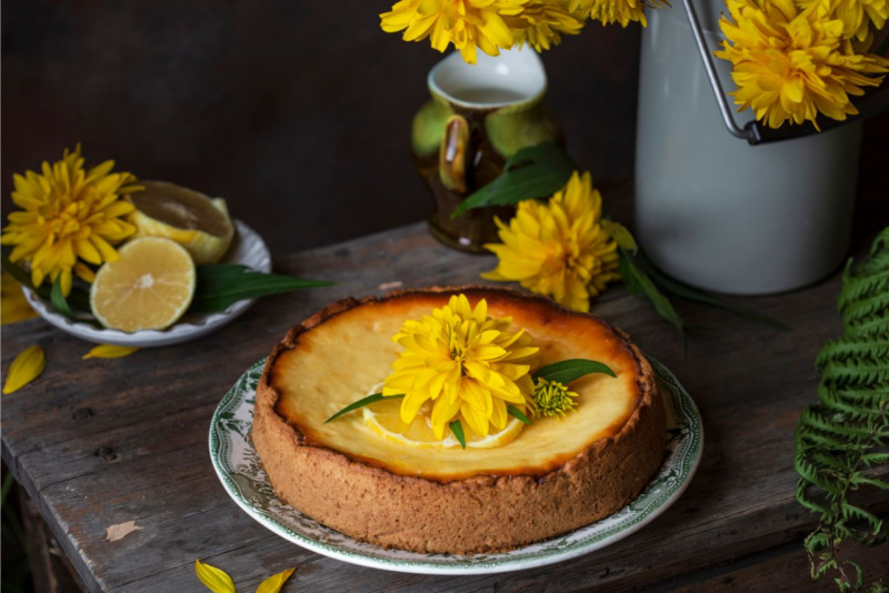 gatt di ricotta e limone torta su piatto da portata petali fiori gialli limoni