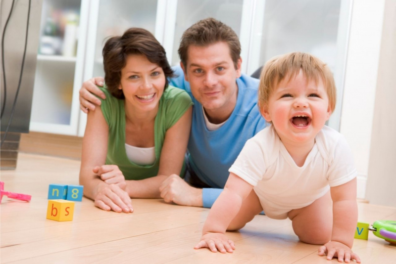 famiglia mamma pap figlio piccolo gattonare donna bella uomo bambino bellissimo sorriso