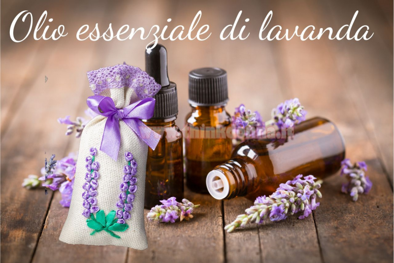 sacchetto ricamato di iuta nastro raso viola boccetta olio essenziale di lavanda su tavolo legno