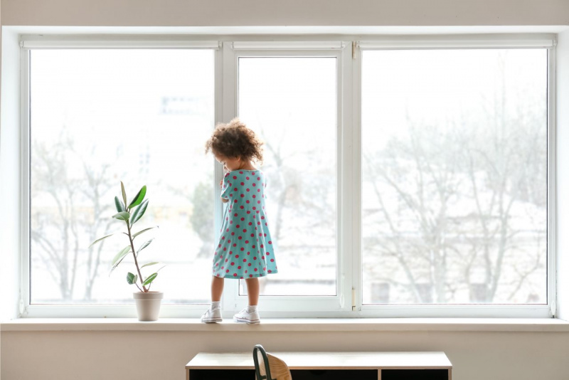 situazione pericolosa in casa bambina su davanzale finestra casa