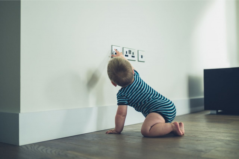 pericoli in casa impianto elettrico e bambino piccolo