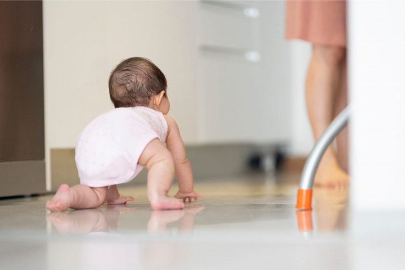 bambino gattona e inizia a camminare primi passi pavimento cucina