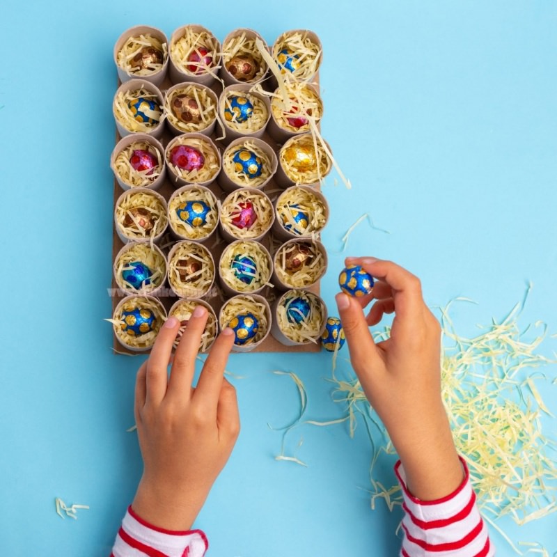 rotoli cartone ovetti cioccolato sorpresa paglia regalo calendario avvento tutorial mani di donna