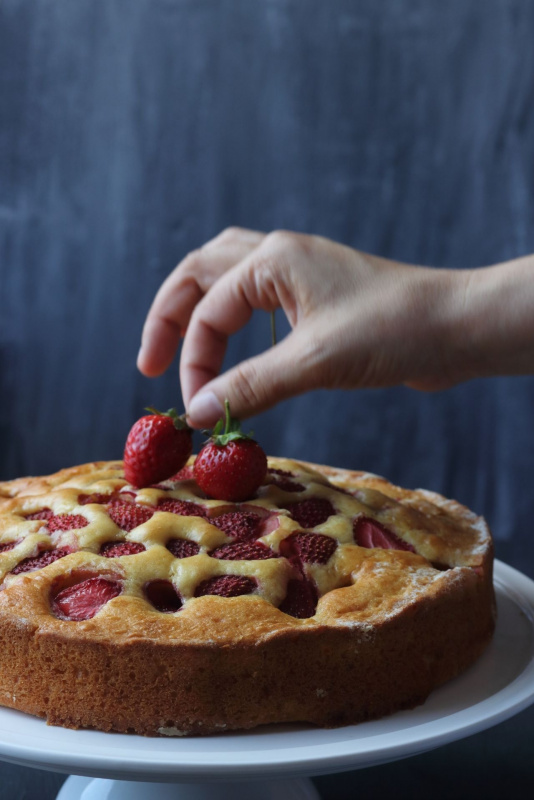 torta morbida con fragole mano donna alzatina per torte